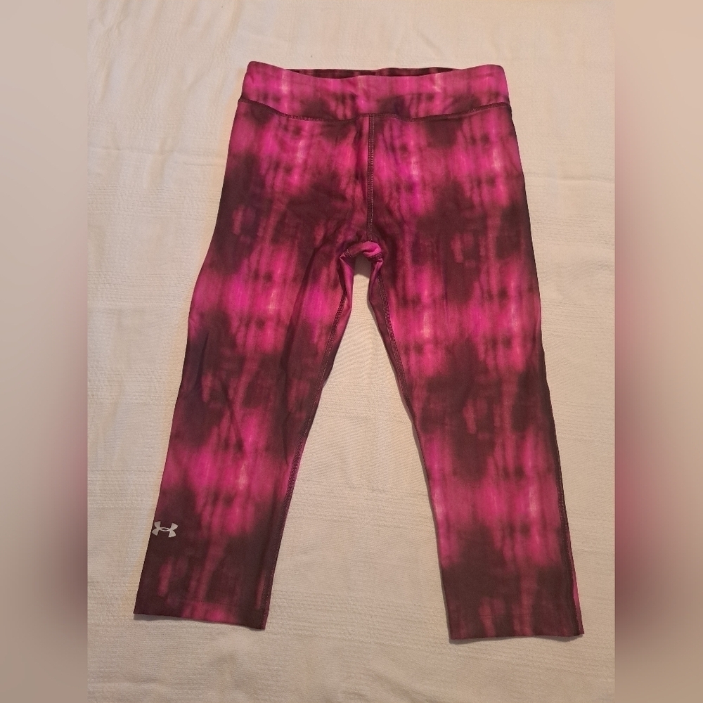 Under Armour women's size Medium pink compression cropped leggings, EUC